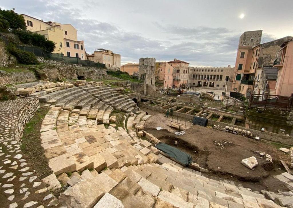 Luxury Suite - Teatro Romano - Duomo - Centro Storico Wi-Fi Terracina Exteriér fotografie